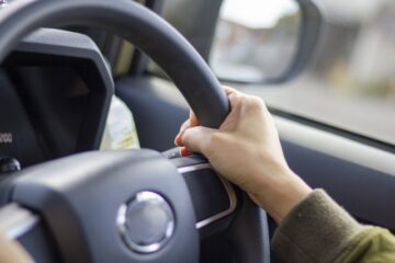 ハンドルを握った手