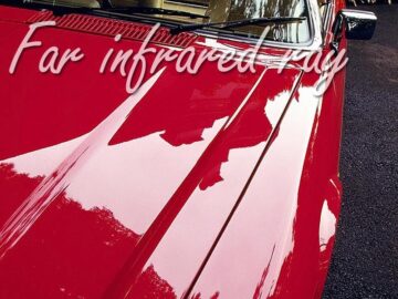 赤い車のボンネット